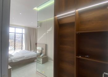 شاليه بمسطح اخضر ومسبح