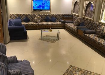 شاليه بمسطح اخضر وجلسة خارجية 