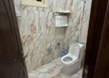شقة بصالة جلوس وثلاث غرف نوم 
