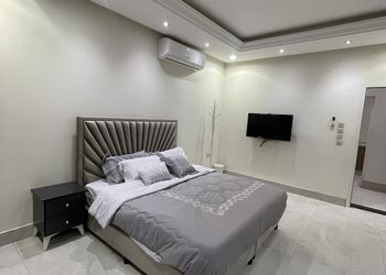 شاليه بمسطح اخضر ومسبح