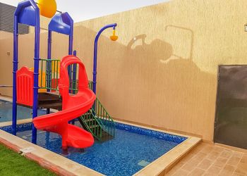 شاليه بمسطح اخضر وجلسة خارجية 