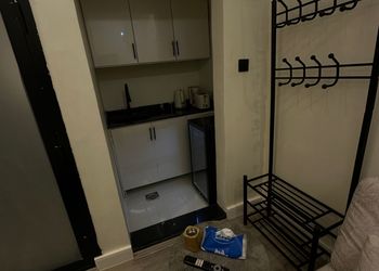 استديو لطيف بسرير ماستر وجلسة 