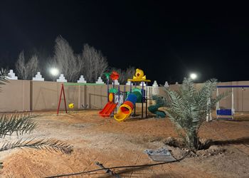 شاليه بمسبح خارجي وغرفة نوم 