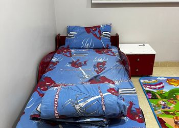 شقة واسعة بصالة وثلاث غرف نوم 