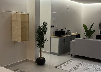استديو بأثاث مريح وبسيط 