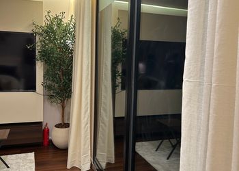 استديو بألوان مريحة وأثاث راقي