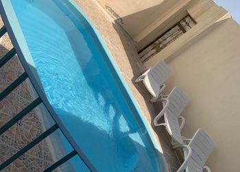 استراحة بمسبح خارجي وصالة جلوس