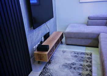 استديو بأثاث مريح وبسيط 
