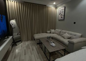 استديو بأثاث مريح وبسيط 