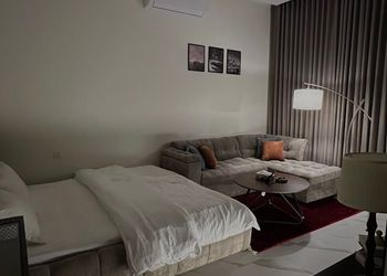 استديو بسرير ماستر وجلسة جانبية