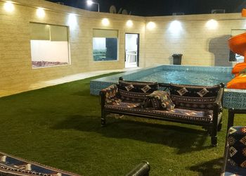 شاليه بمسطح اخضر وألعاب أطفال