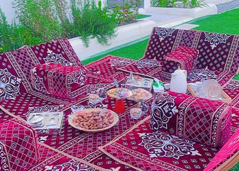 استراحة بمجلس مطل على الفناء الخارجي