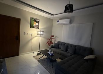 شقة بصالة واسعه وسرير ماستر