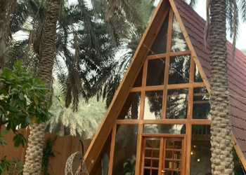 كوخ فخم بجلسة خارجيه ومسبح خارجي