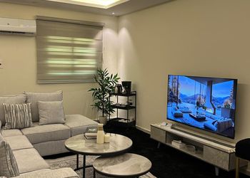 شقة بصالة مريحة وغرفتين نوم 