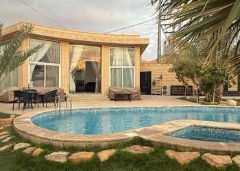 استراحة بمسطح اخضر ومجالس