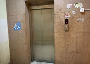 شقة بصالة أنيقة ودخول ذاتي