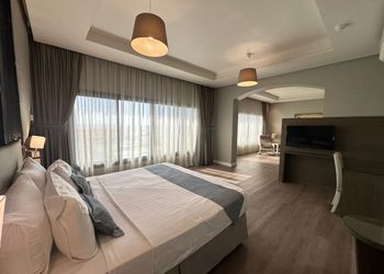 شقة بصالة انيقة وغرفة نوم
