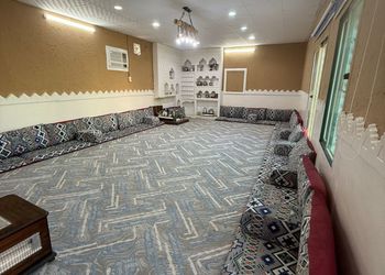 استراحة بمجالس واسعة ومسطح اخضر 