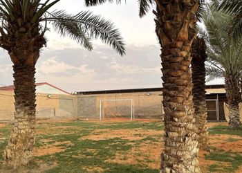 استراحة بمجلس واسع وفناء خارجي 