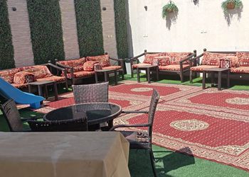 شاليه بمسطح اخضر وجلسة خارجية