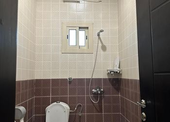 شقة بغرفة معيشة وغرفتين نوم 