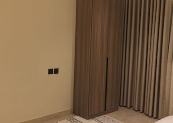 شقة بصالة أنيقة وغرفة نوم