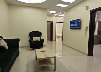 استديو بأثاث مريح وبسيط 