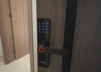 شقة بصالة أنيقة وغرفة نوم مريحة
