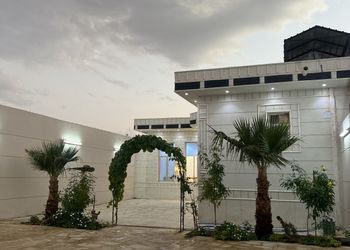 استراحة بمجلس وفناء خارجي 
