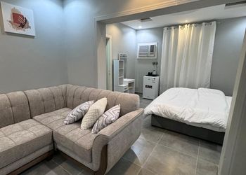 استديو بأثاث مريح وبسيط