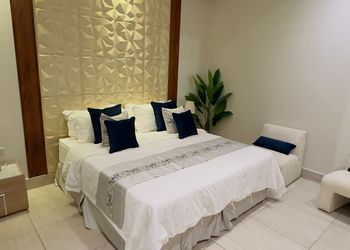 شاليه بجلسة تطل على مسبح خارجي 