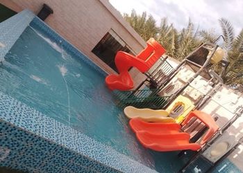 شاليه بمسطح اخضر وألعاب أطفال