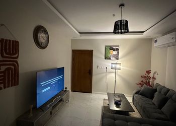 شقة بصالة واسعه وسرير ماستر
