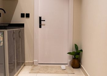 استديو بسرير ماستر وجلسة جانبية