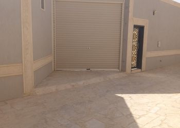 شاليه بمسطح اخضر وجلسة خارجية 