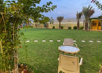 مزرعة بمسطح اخضر وبيت شعر