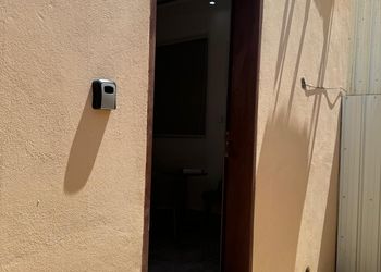 غرفة بأثاث مريح للرجال فقط