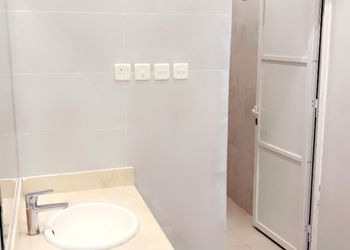 شاليه بجلسة خارجية ومسطح اخضر