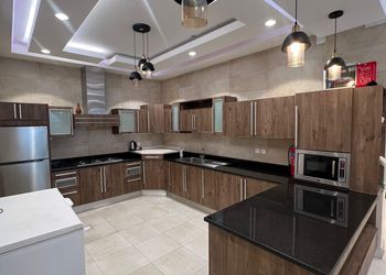 شاليه بمجلس كبير مطل على المسبح