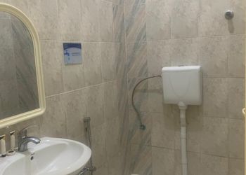 شقة بغرفة نوم وأثاث مريح 