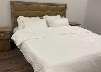 استراحة  بمسبح ومسطح اخضر 