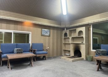 استراحة بجلسة مطلة على مسبح 