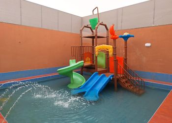 شاليه بمسبح وألعاب مائية
