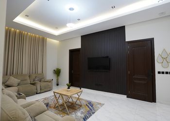 شقة بصالة مريحة وتصميم هادئ 