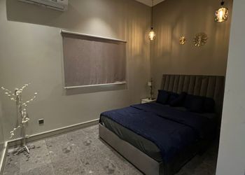 استراحة بجلسة مطلة على مسبح 