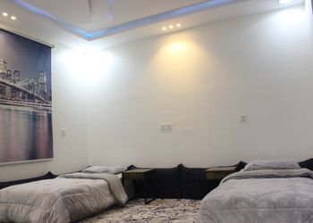 شاليه بمسطح اخضر وجلسة خارجية