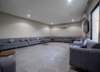 شاليه بمسطح اخضر ومسبح 