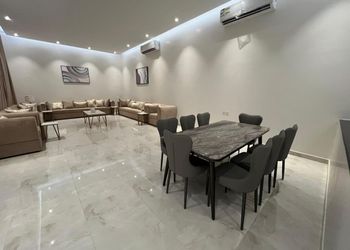 شاليه بألعاب أطفال ومسبح