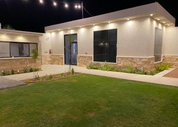 شاليه بمسطح اخضر وصالة